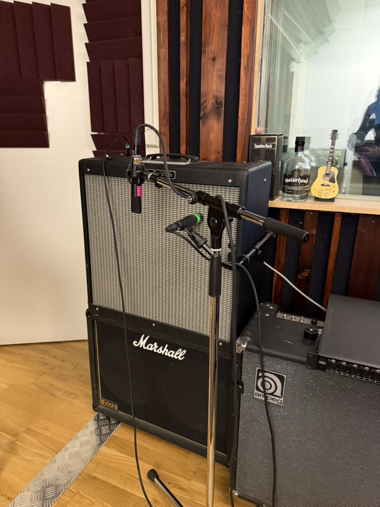 Mikrofoner framför gitarrförstärkare i studion