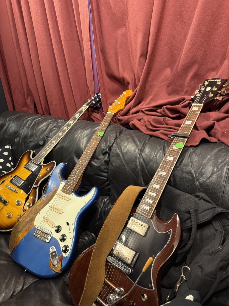 Tre elgitarrer lutade mot studiosoffan